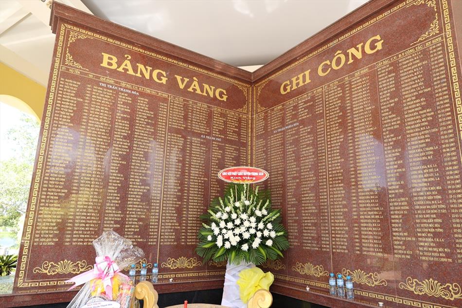 Ban Trị sự GHPGVN huyện Thạnh Hóa đến thăm 2 Mẹ Việt Nam anh hùng và tưởng niệm liệt sĩ 