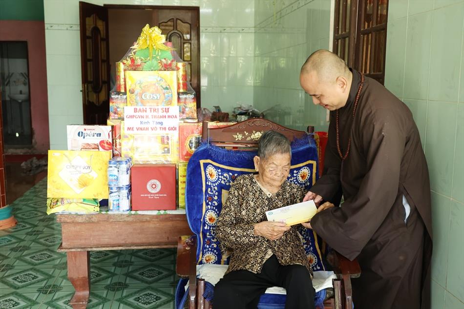 Ban Trị sự GHPGVN huyện Thạnh Hóa đến thăm 2 Mẹ Việt Nam anh hùng và tưởng niệm liệt sĩ 
