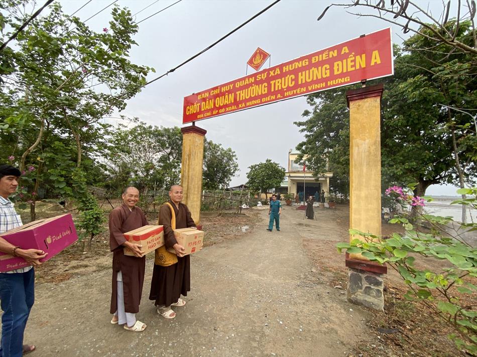 Ban Trị sự GHPGVN tỉnh Long An, chùa Tường Nguyên thăm biên phòng – tuyến đầu chống dịch Covid-19 tại tỉnh Long An