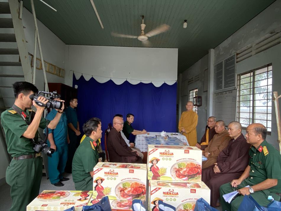 Ban Trị sự GHPGVN tỉnh Long An, chùa Tường Nguyên thăm biên phòng – tuyến đầu chống dịch Covid-19 tại tỉnh Long An