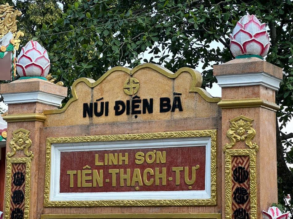 Ban Trị sự GHPGVN tỉnh Long An và Trường Trung cấp Phật học Long An viếng tang Cố Ni trưởng Thích nữ Diệu Nghĩa Ban Trị sự GHPGVN tỉnh Long An và Trường Trung cấp Phật học Long An viếng tang Cố Ni trưởng Thích nữ Diệu Nghĩa