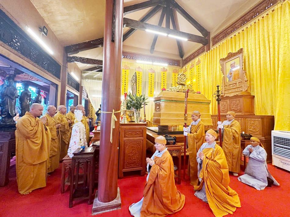Ban Trị sự GHPGVN tỉnh Long An và Trường Trung cấp Phật học Long An viếng tang Cố Ni trưởng Thích nữ Diệu Nghĩa Ban Trị sự GHPGVN tỉnh Long An và Trường Trung cấp Phật học Long An viếng tang Cố Ni trưởng Thích nữ Diệu Nghĩa