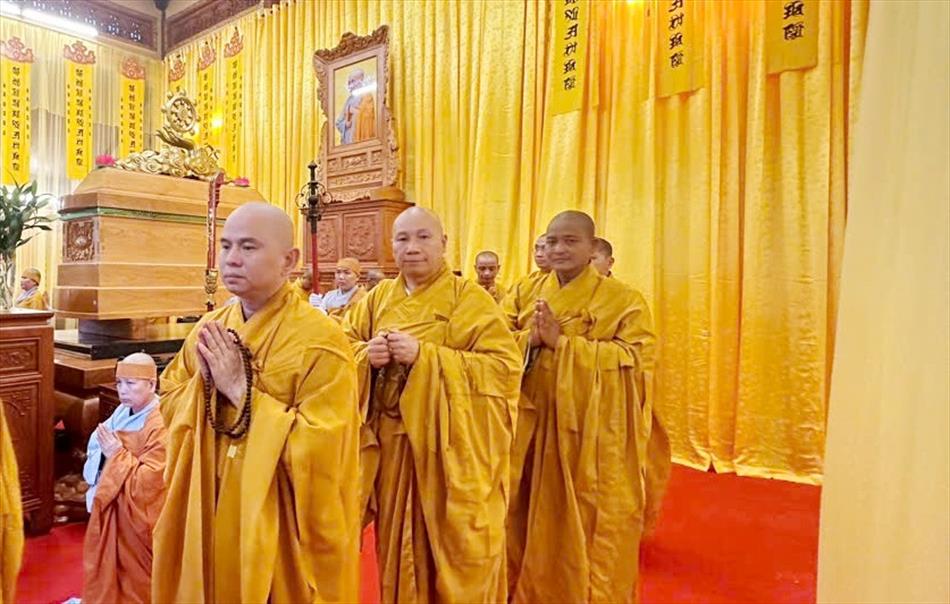 Ban Trị sự GHPGVN tỉnh Long An và Trường Trung cấp Phật học Long An viếng tang Cố Ni trưởng Thích nữ Diệu Nghĩa Ban Trị sự GHPGVN tỉnh Long An và Trường Trung cấp Phật học Long An viếng tang Cố Ni trưởng Thích nữ Diệu Nghĩa