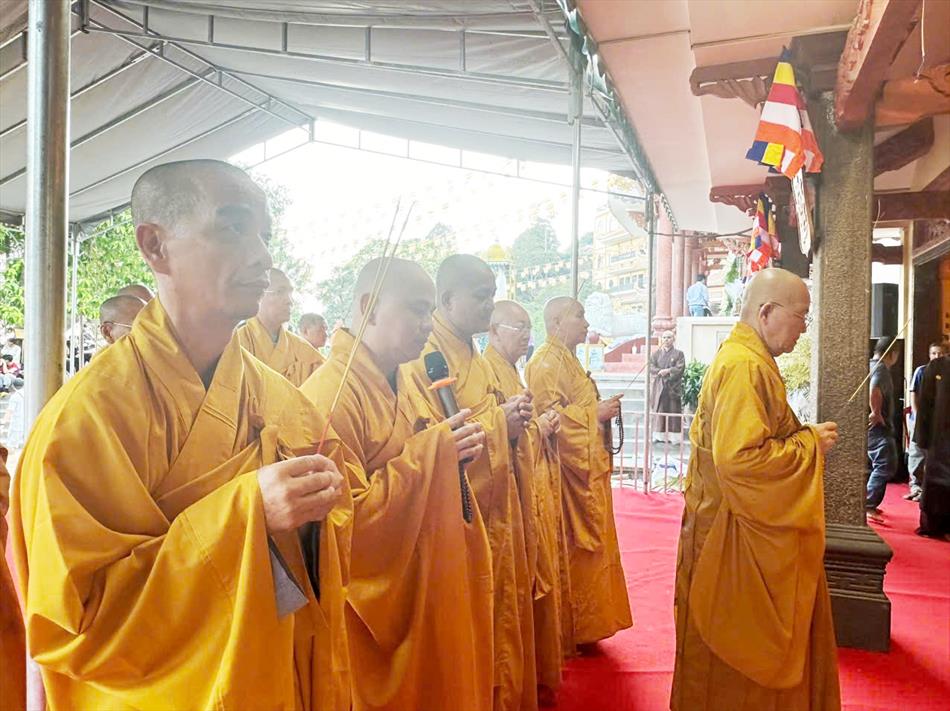 Ban Trị sự GHPGVN tỉnh Long An và Trường Trung cấp Phật học Long An viếng tang Cố Ni trưởng Thích nữ Diệu Nghĩa Ban Trị sự GHPGVN tỉnh Long An và Trường Trung cấp Phật học Long An viếng tang Cố Ni trưởng Thích nữ Diệu Nghĩa