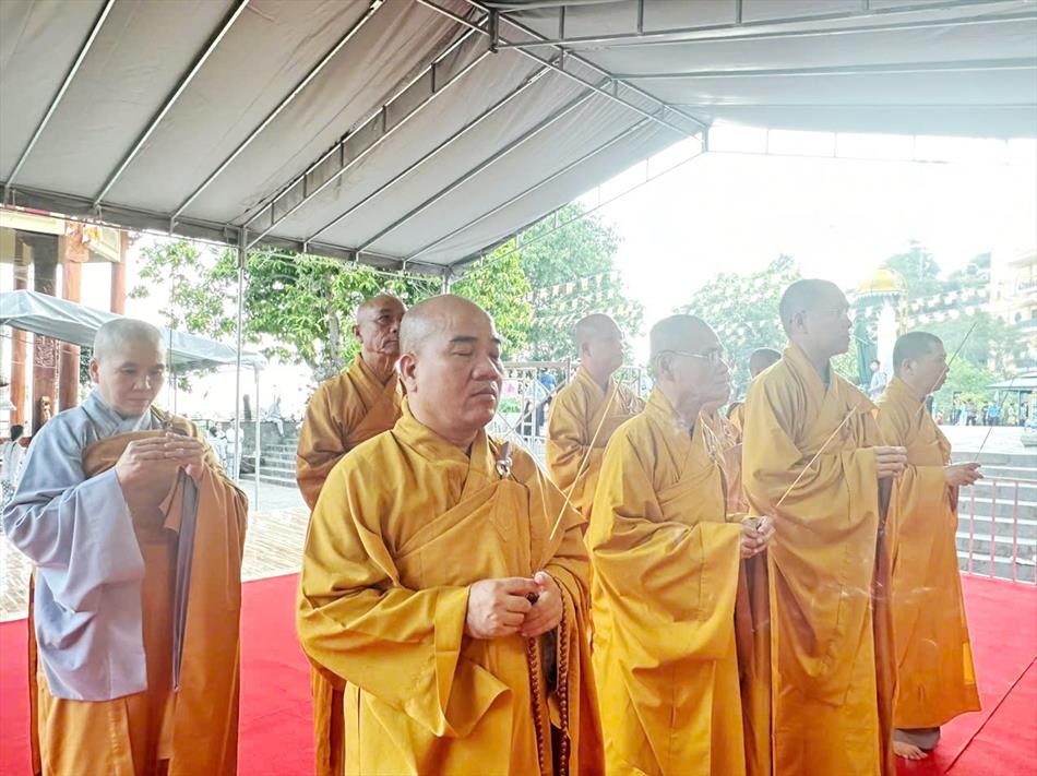 Ban Trị sự GHPGVN tỉnh Long An và Trường Trung cấp Phật học Long An viếng tang Cố Ni trưởng Thích nữ Diệu Nghĩa Ban Trị sự GHPGVN tỉnh Long An và Trường Trung cấp Phật học Long An viếng tang Cố Ni trưởng Thích nữ Diệu Nghĩa