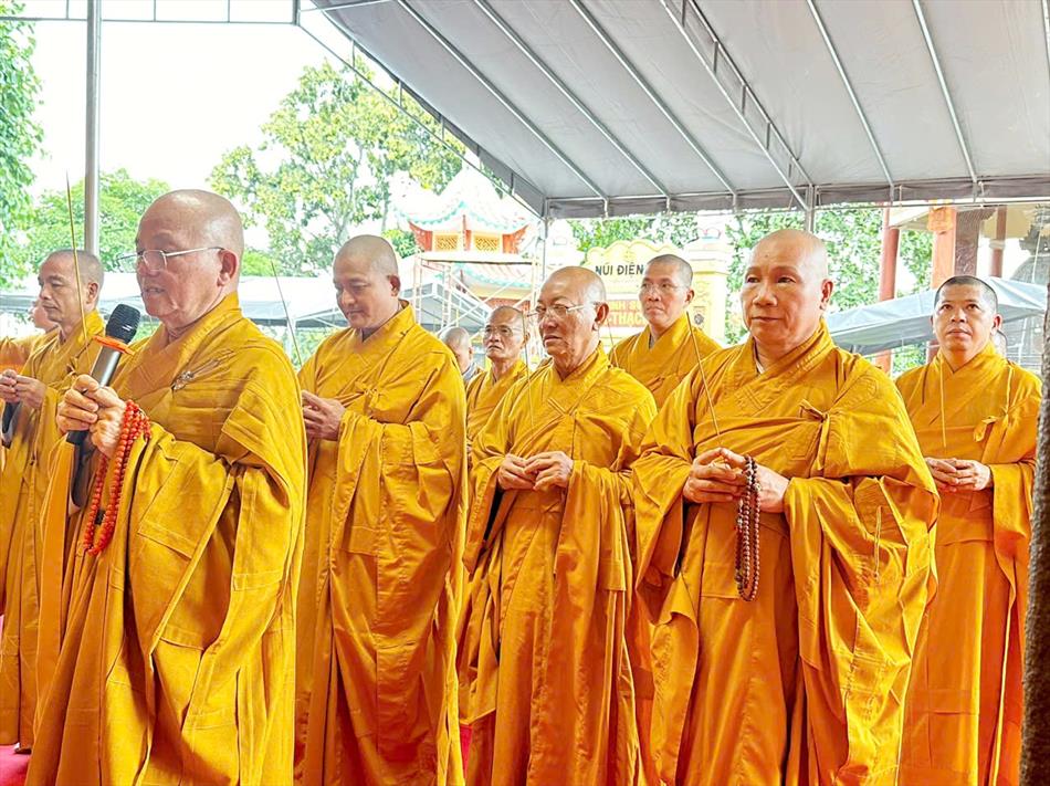 Ban Trị sự GHPGVN tỉnh Long An và Trường Trung cấp Phật học Long An viếng tang Cố Ni trưởng Thích nữ Diệu Nghĩa Ban Trị sự GHPGVN tỉnh Long An và Trường Trung cấp Phật học Long An viếng tang Cố Ni trưởng Thích nữ Diệu Nghĩa