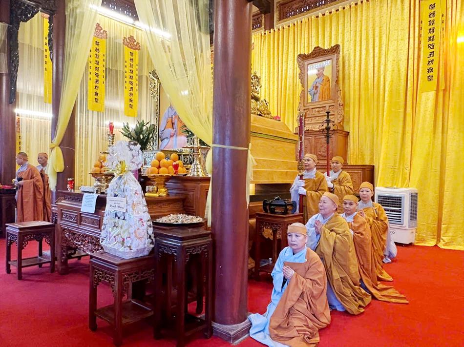 Ban Trị sự GHPGVN tỉnh Long An và Trường Trung cấp Phật học Long An viếng tang Cố Ni trưởng Thích nữ Diệu Nghĩa Ban Trị sự GHPGVN tỉnh Long An và Trường Trung cấp Phật học Long An viếng tang Cố Ni trưởng Thích nữ Diệu Nghĩa
