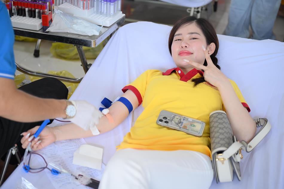 6 HIẾN MÁU TƯƠI ĐẸP 6 HIẾN MÁU TƯƠI ĐẸP