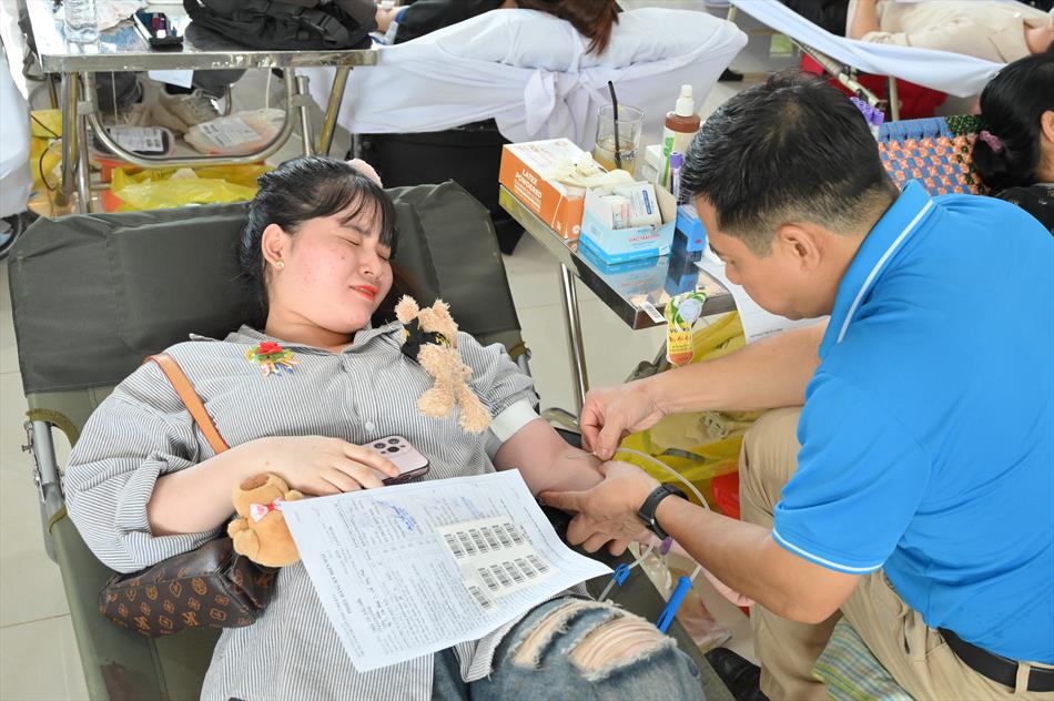 6 HIẾN MÁU TƯƠI ĐẸP 6 HIẾN MÁU TƯƠI ĐẸP