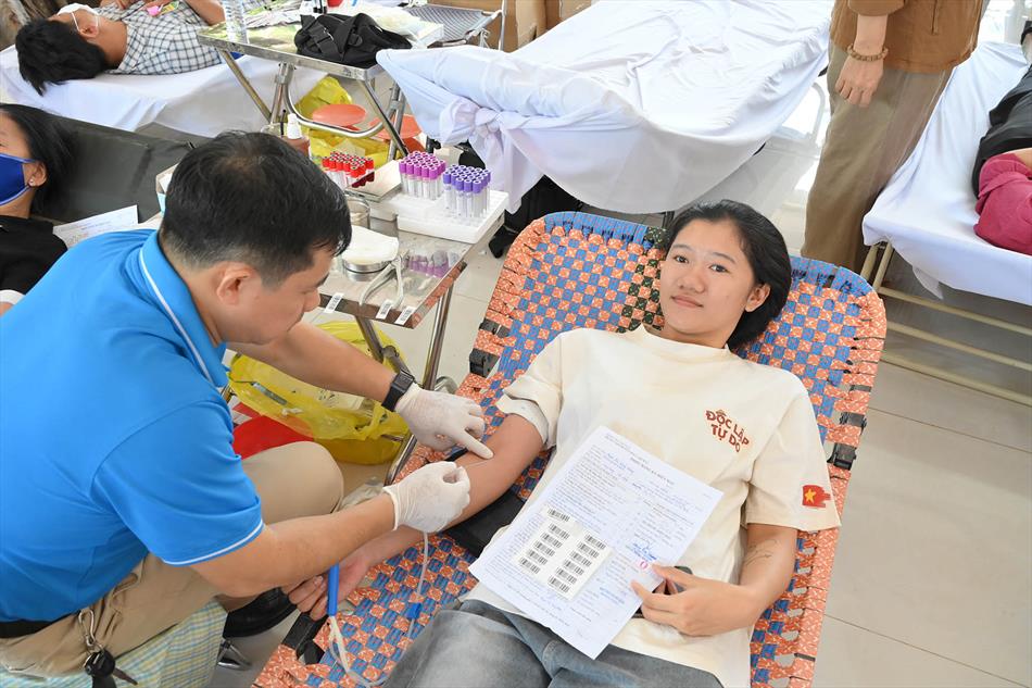 6 HIẾN MÁU TƯƠI ĐẸP 6 HIẾN MÁU TƯƠI ĐẸP