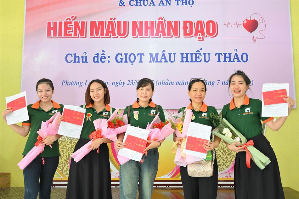 10 KHOẢNH KHẮC ĐÁNG NHỚ 10 KHOẢNH KHẮC ĐÁNG NHỚ