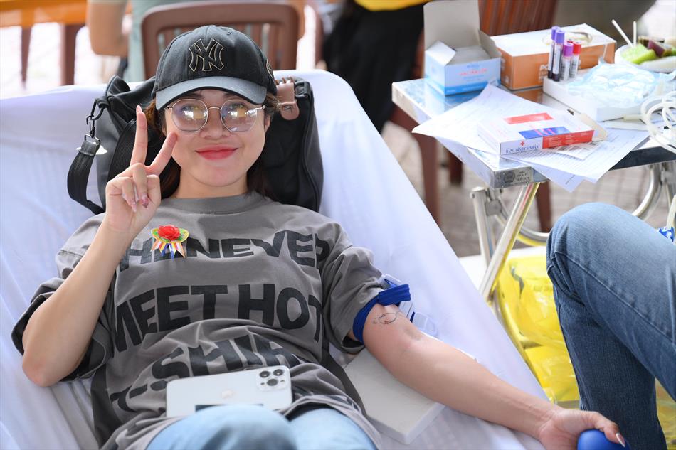 6 HIẾN MÁU TƯƠI ĐẸP 6 HIẾN MÁU TƯƠI ĐẸP