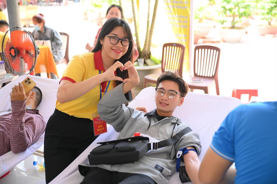 6 HIẾN MÁU TƯƠI ĐẸP 6 HIẾN MÁU TƯƠI ĐẸP