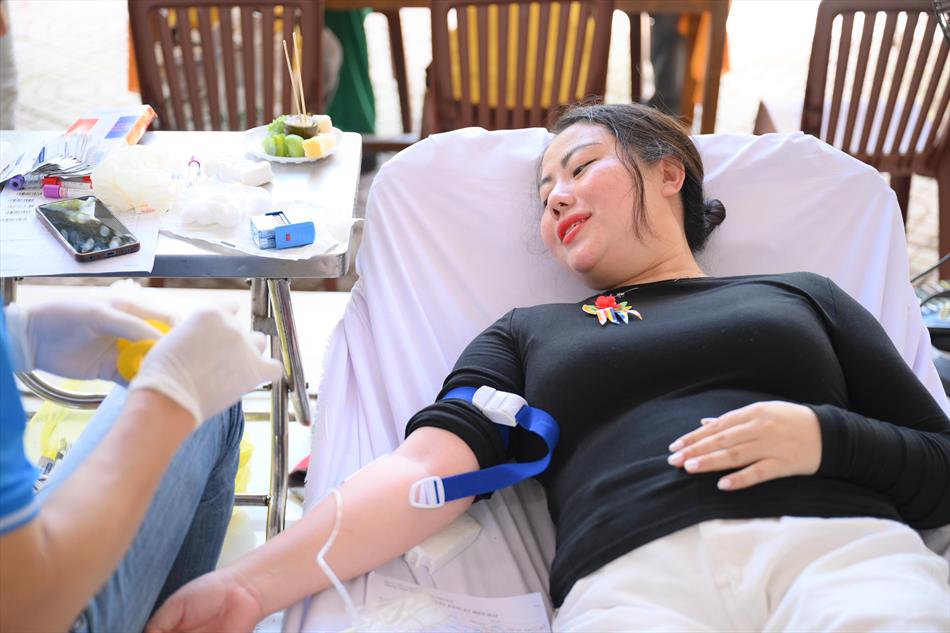 6 HIẾN MÁU TƯƠI ĐẸP 6 HIẾN MÁU TƯƠI ĐẸP