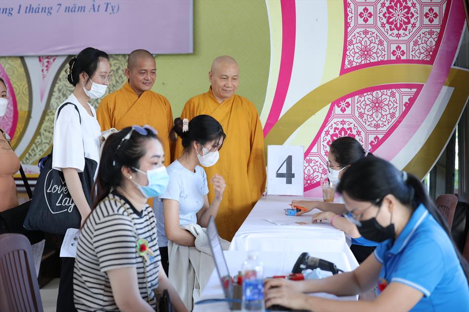 2 ĐẠI DIỆN GIÁO HỘI TỈNH NHÀ THĂM ĐỘNG VIÊN 2 ĐẠI DIỆN GIÁO HỘI TỈNH NHÀ THĂM ĐỘNG VIÊN