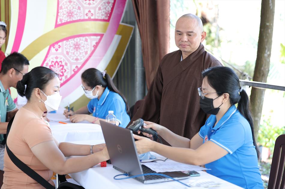 2 ĐẠI DIỆN GIÁO HỘI TỈNH NHÀ THĂM ĐỘNG VIÊN 2 ĐẠI DIỆN GIÁO HỘI TỈNH NHÀ THĂM ĐỘNG VIÊN
