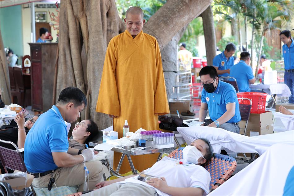 2 ĐẠI DIỆN GIÁO HỘI TỈNH NHÀ THĂM ĐỘNG VIÊN 2 ĐẠI DIỆN GIÁO HỘI TỈNH NHÀ THĂM ĐỘNG VIÊN