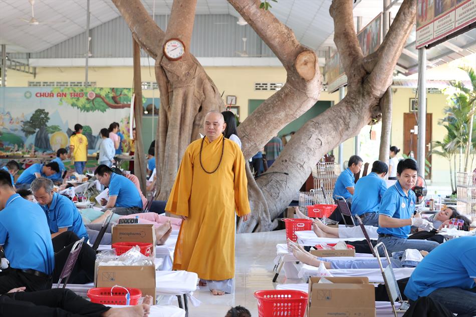 2 ĐẠI DIỆN GIÁO HỘI TỈNH NHÀ THĂM ĐỘNG VIÊN 2 ĐẠI DIỆN GIÁO HỘI TỈNH NHÀ THĂM ĐỘNG VIÊN