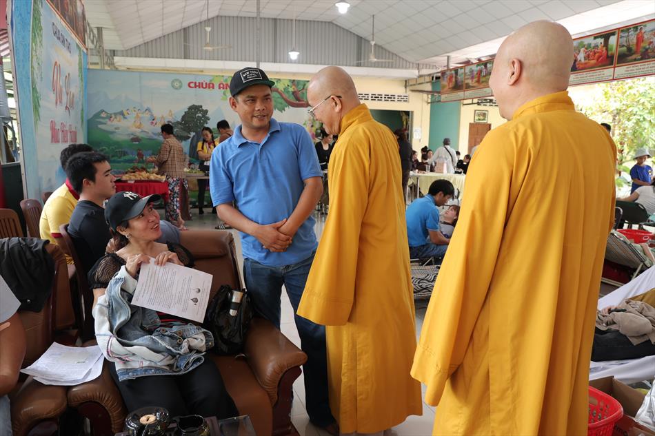 2 ĐẠI DIỆN GIÁO HỘI TỈNH NHÀ THĂM ĐỘNG VIÊN 2 ĐẠI DIỆN GIÁO HỘI TỈNH NHÀ THĂM ĐỘNG VIÊN