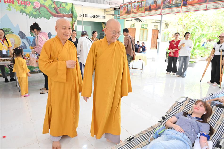 2 ĐẠI DIỆN GIÁO HỘI TỈNH NHÀ THĂM ĐỘNG VIÊN 2 ĐẠI DIỆN GIÁO HỘI TỈNH NHÀ THĂM ĐỘNG VIÊN