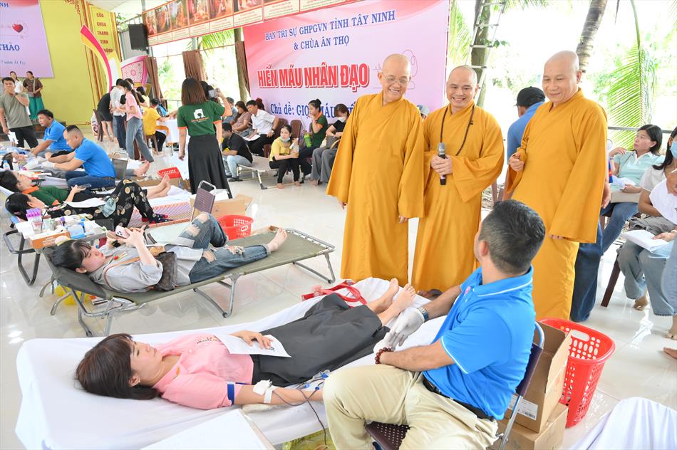 2 ĐẠI DIỆN GIÁO HỘI TỈNH NHÀ THĂM ĐỘNG VIÊN 2 ĐẠI DIỆN GIÁO HỘI TỈNH NHÀ THĂM ĐỘNG VIÊN