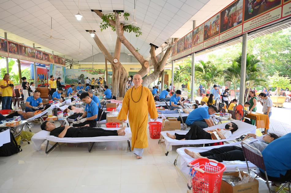 2 ĐẠI DIỆN GIÁO HỘI TỈNH NHÀ THĂM ĐỘNG VIÊN 2 ĐẠI DIỆN GIÁO HỘI TỈNH NHÀ THĂM ĐỘNG VIÊN