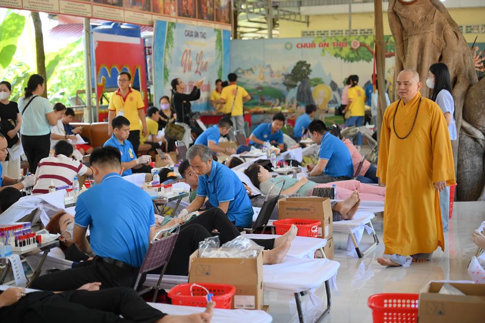 2 ĐẠI DIỆN GIÁO HỘI TỈNH NHÀ THĂM ĐỘNG VIÊN 2 ĐẠI DIỆN GIÁO HỘI TỈNH NHÀ THĂM ĐỘNG VIÊN