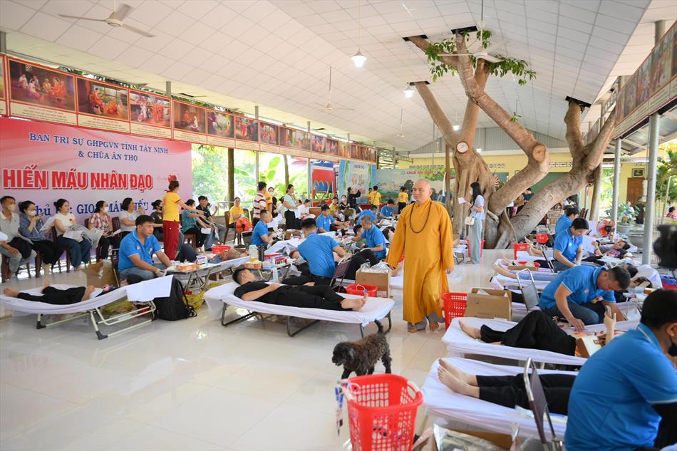 2 ĐẠI DIỆN GIÁO HỘI TỈNH NHÀ THĂM ĐỘNG VIÊN 2 ĐẠI DIỆN GIÁO HỘI TỈNH NHÀ THĂM ĐỘNG VIÊN