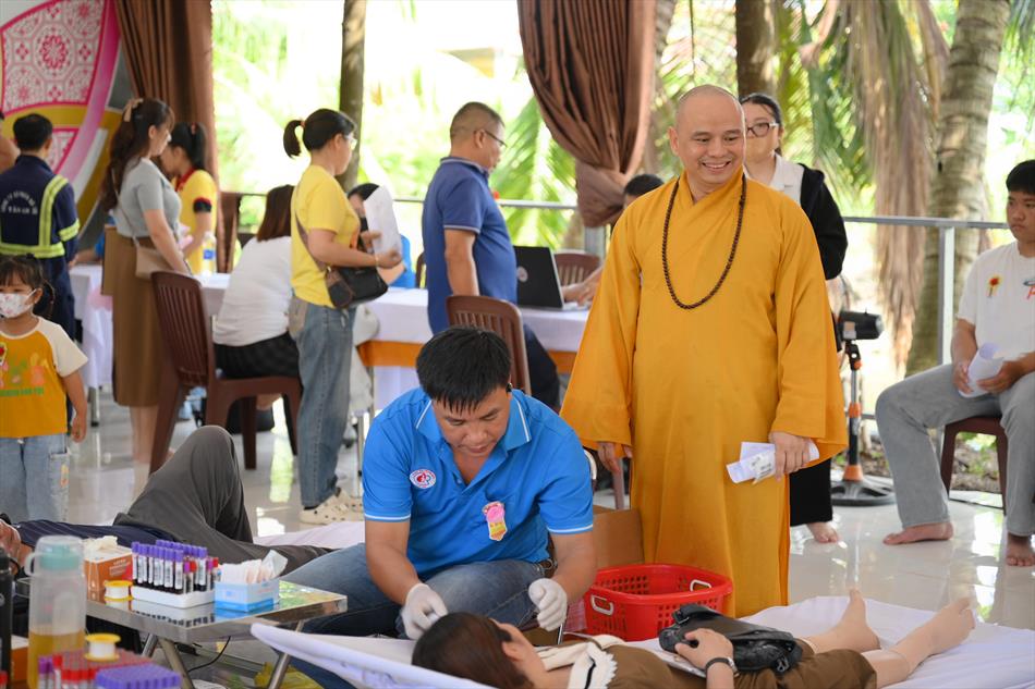 2 ĐẠI DIỆN GIÁO HỘI TỈNH NHÀ THĂM ĐỘNG VIÊN 2 ĐẠI DIỆN GIÁO HỘI TỈNH NHÀ THĂM ĐỘNG VIÊN