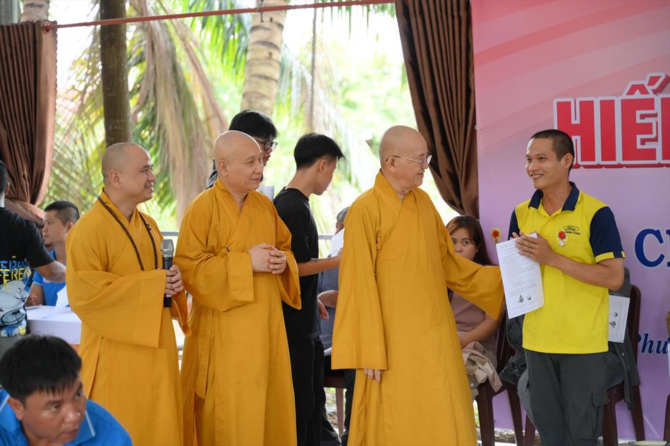 2 ĐẠI DIỆN GIÁO HỘI TỈNH NHÀ THĂM ĐỘNG VIÊN 2 ĐẠI DIỆN GIÁO HỘI TỈNH NHÀ THĂM ĐỘNG VIÊN