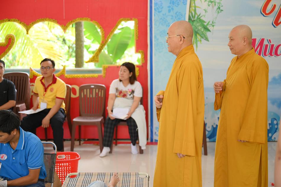 2 ĐẠI DIỆN GIÁO HỘI TỈNH NHÀ THĂM ĐỘNG VIÊN 2 ĐẠI DIỆN GIÁO HỘI TỈNH NHÀ THĂM ĐỘNG VIÊN