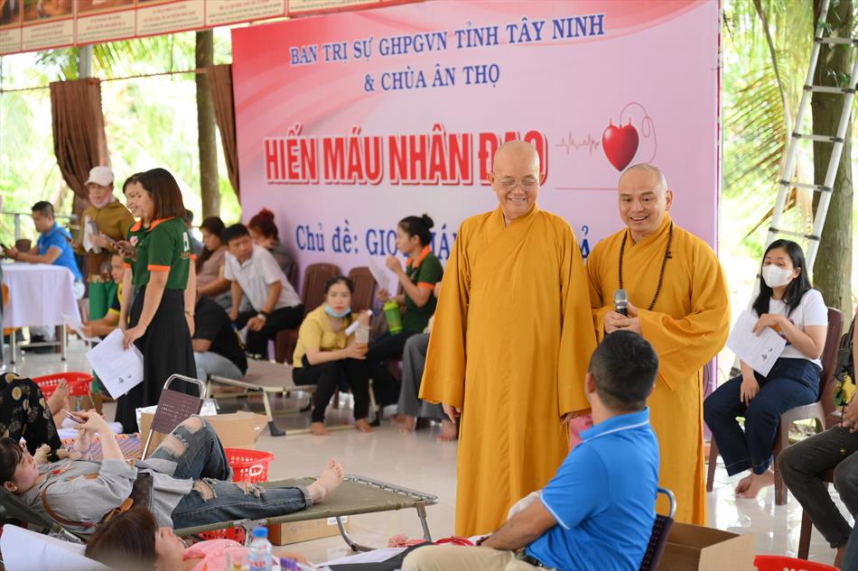 2 ĐẠI DIỆN GIÁO HỘI TỈNH NHÀ THĂM ĐỘNG VIÊN 2 ĐẠI DIỆN GIÁO HỘI TỈNH NHÀ THĂM ĐỘNG VIÊN