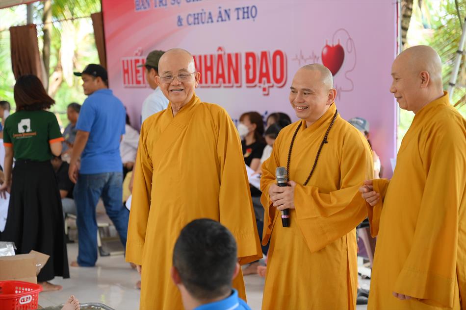 2 ĐẠI DIỆN GIÁO HỘI TỈNH NHÀ THĂM ĐỘNG VIÊN 2 ĐẠI DIỆN GIÁO HỘI TỈNH NHÀ THĂM ĐỘNG VIÊN