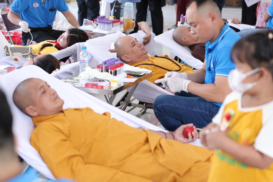 4 QUÝ SƯ THẦY THAM GIA HIẾN MÁU 4 QUÝ SƯ THẦY THAM GIA HIẾN MÁU