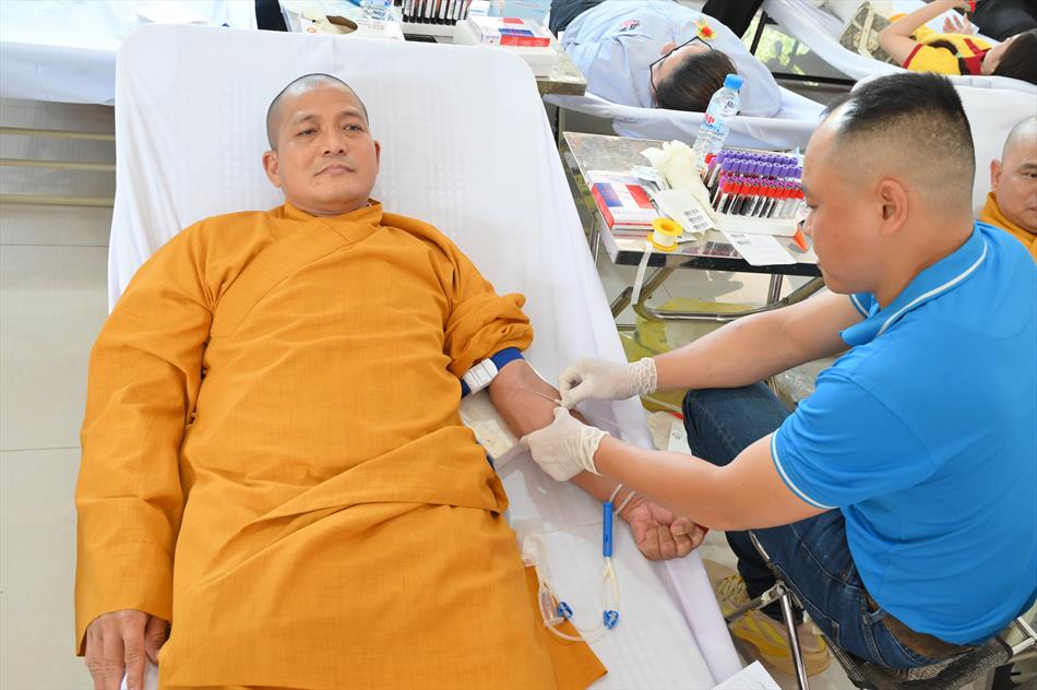 4 QUÝ SƯ THẦY THAM GIA HIẾN MÁU 4 QUÝ SƯ THẦY THAM GIA HIẾN MÁU