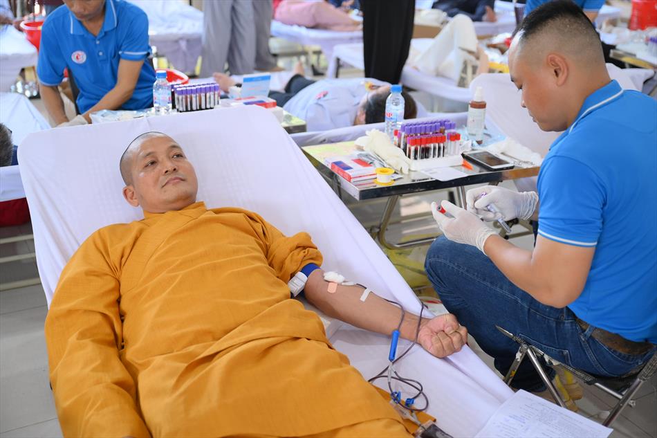 4 QUÝ SƯ THẦY THAM GIA HIẾN MÁU 4 QUÝ SƯ THẦY THAM GIA HIẾN MÁU