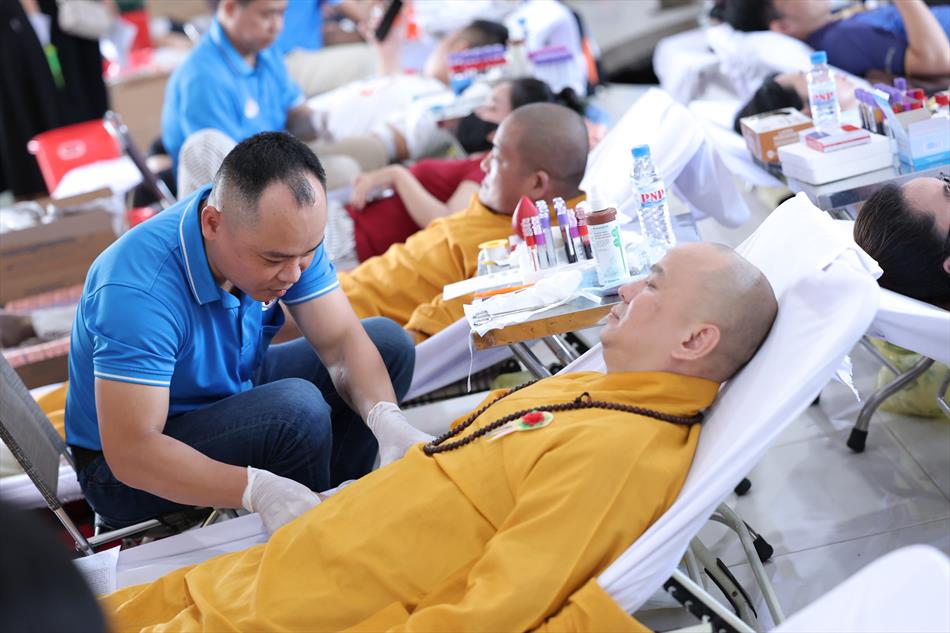 4 QUÝ SƯ THẦY THAM GIA HIẾN MÁU 4 QUÝ SƯ THẦY THAM GIA HIẾN MÁU