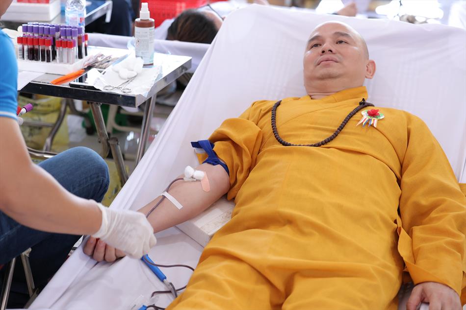 4 QUÝ SƯ THẦY THAM GIA HIẾN MÁU 4 QUÝ SƯ THẦY THAM GIA HIẾN MÁU