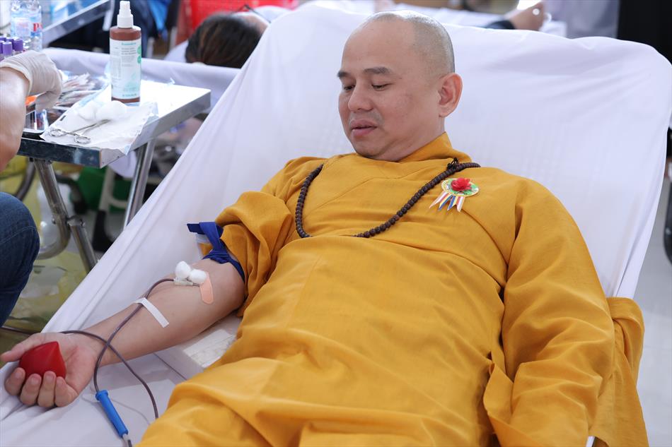 4 QUÝ SƯ THẦY THAM GIA HIẾN MÁU 4 QUÝ SƯ THẦY THAM GIA HIẾN MÁU