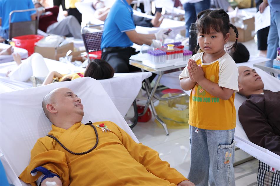 4 QUÝ SƯ THẦY THAM GIA HIẾN MÁU 4 QUÝ SƯ THẦY THAM GIA HIẾN MÁU