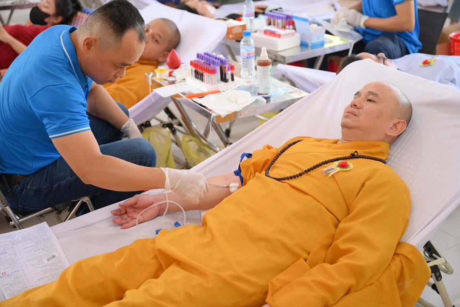 4 QUÝ SƯ THẦY THAM GIA HIẾN MÁU 4 QUÝ SƯ THẦY THAM GIA HIẾN MÁU