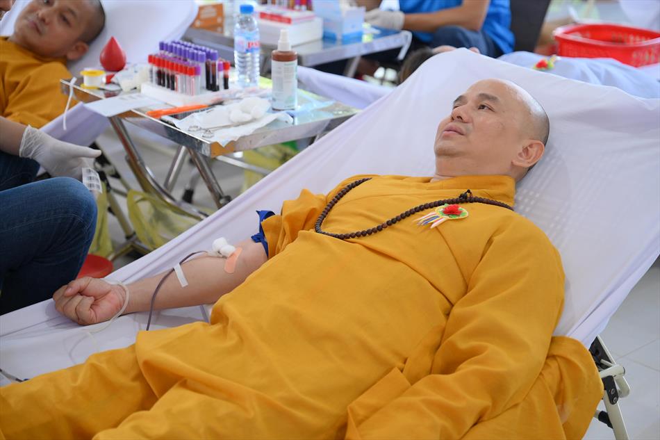 4 QUÝ SƯ THẦY THAM GIA HIẾN MÁU 4 QUÝ SƯ THẦY THAM GIA HIẾN MÁU