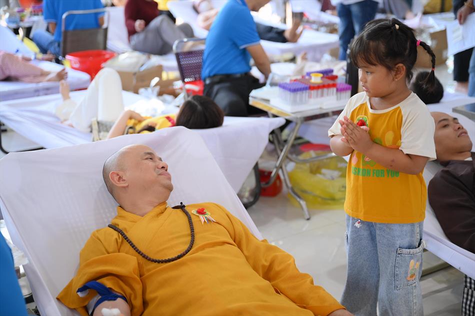 4 QUÝ SƯ THẦY THAM GIA HIẾN MÁU 4 QUÝ SƯ THẦY THAM GIA HIẾN MÁU