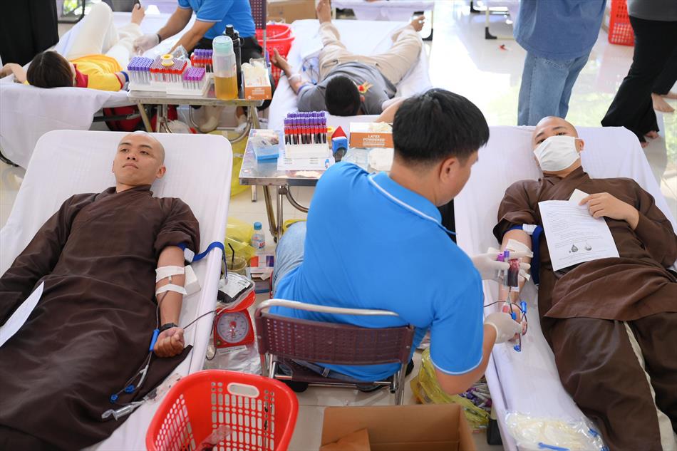 4 QUÝ SƯ THẦY THAM GIA HIẾN MÁU 4 QUÝ SƯ THẦY THAM GIA HIẾN MÁU