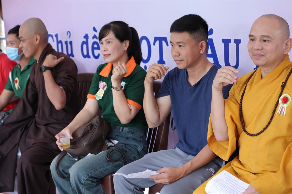 4 QUÝ SƯ THẦY THAM GIA HIẾN MÁU 4 QUÝ SƯ THẦY THAM GIA HIẾN MÁU