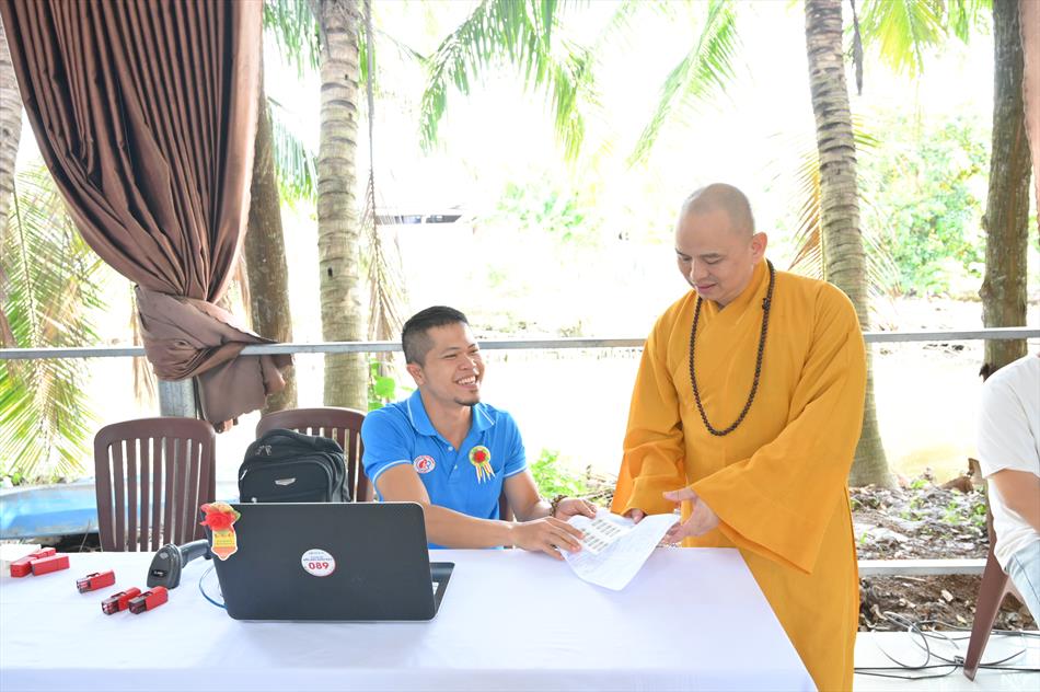 4 QUÝ SƯ THẦY THAM GIA HIẾN MÁU 4 QUÝ SƯ THẦY THAM GIA HIẾN MÁU
