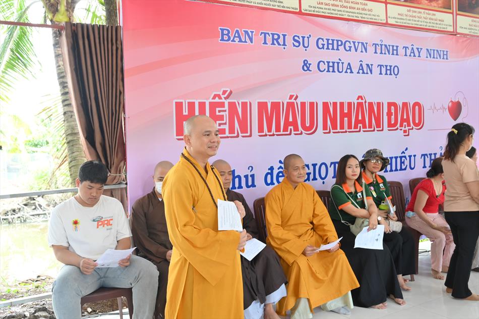4 QUÝ SƯ THẦY THAM GIA HIẾN MÁU 4 QUÝ SƯ THẦY THAM GIA HIẾN MÁU