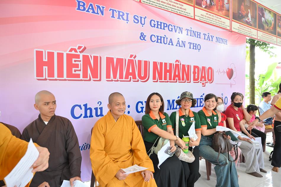 4 QUÝ SƯ THẦY THAM GIA HIẾN MÁU 4 QUÝ SƯ THẦY THAM GIA HIẾN MÁU