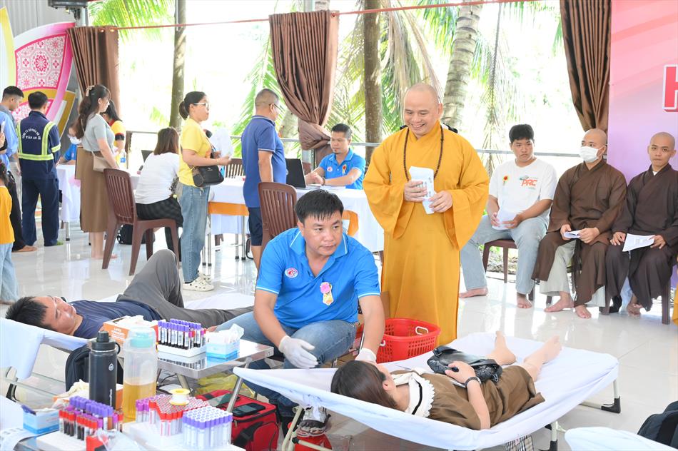 4 QUÝ SƯ THẦY THAM GIA HIẾN MÁU 4 QUÝ SƯ THẦY THAM GIA HIẾN MÁU