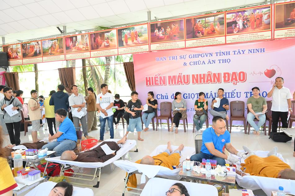 4 QUÝ SƯ THẦY THAM GIA HIẾN MÁU 4 QUÝ SƯ THẦY THAM GIA HIẾN MÁU